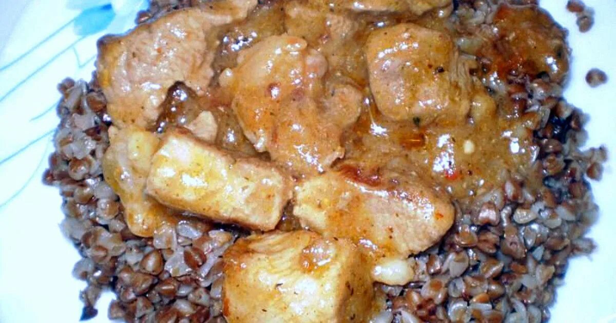 Гречка с подливом рецепт с мясом. Гречневая каша с гуляшом. Гречка с мясом и подливкой. Гречневая каша с подливой. Гречка с мясом и подливкой.