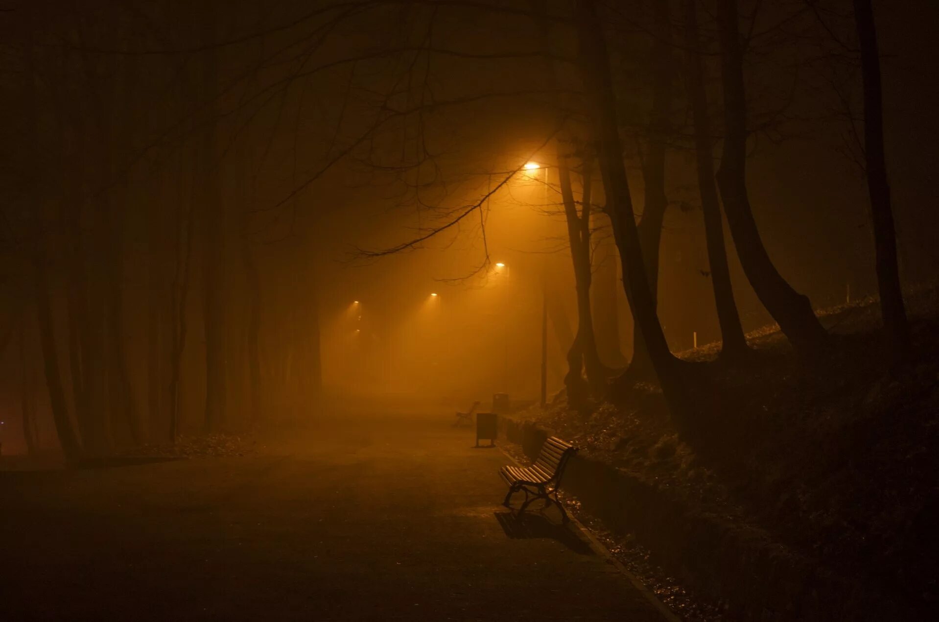 Был вечер пуст. Туман ночью. Туман ночь город. Город в тумане. Ночной город в тумане.