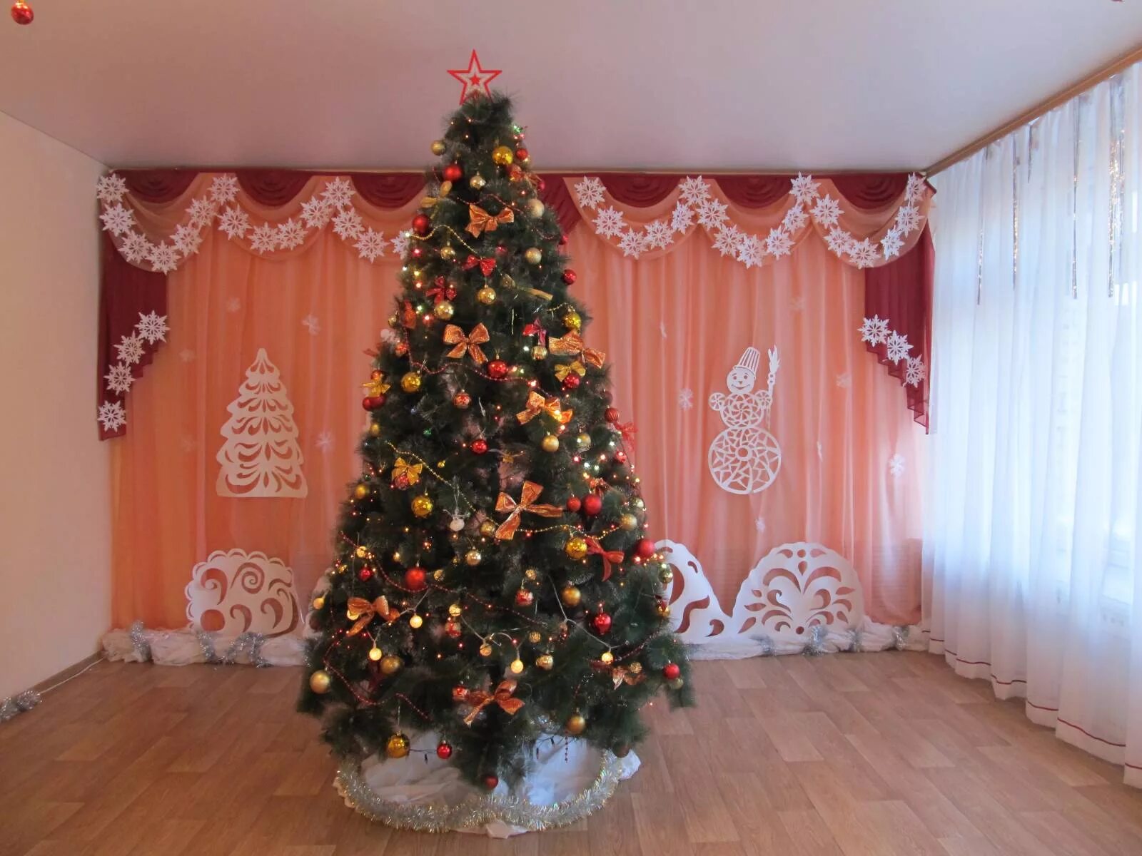 елка в детском саду. елочка. украшение зала на новый год в детском саду. доу елочки. елка украшенная бумажными игрушками.