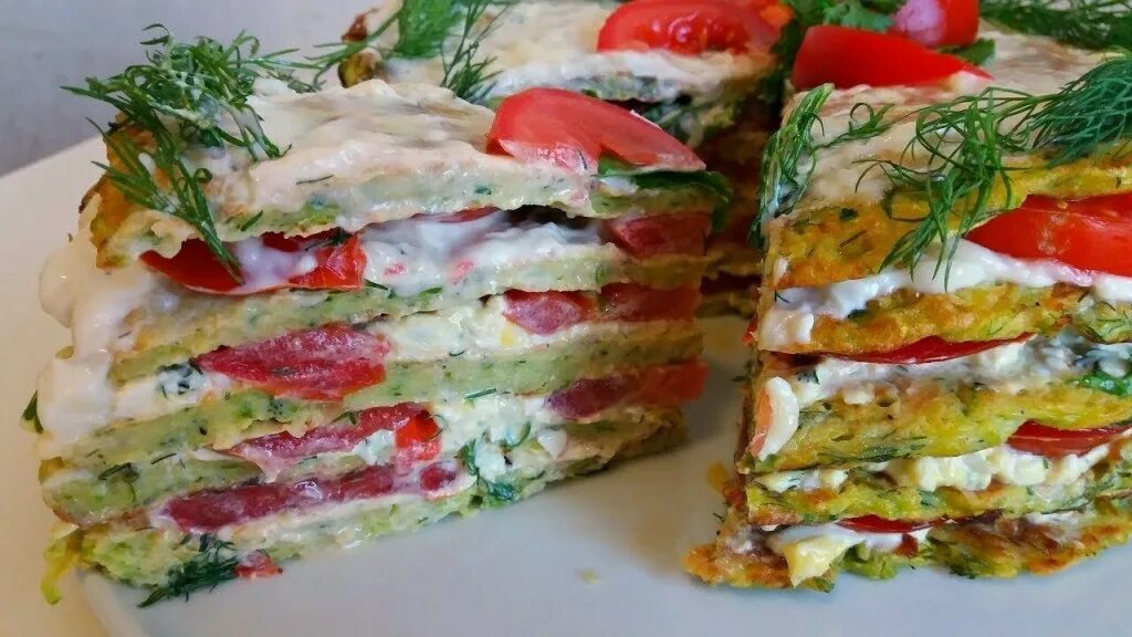 Торт из кабачков с чесноком и майонезом. Кабачковый торт. овощной торт. торт из кабачков. кабачковый торт с помидорами.