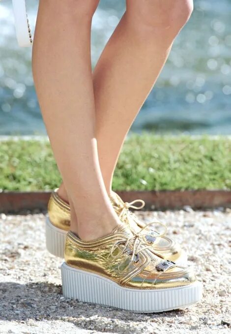 Золотистые кеды на платформе. Золотые кроссовки женские на высокой подошве. Кроссовки на платформе золото. Золотые кроссовки на платформе. Версаль обувь