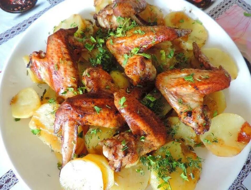 Куриные крылышки с овощами. Крылышки с картошкой. куриные крылышки с картошкой. крылышки с картошкой в духовке. куриные крылышки в духовке с картошкой.