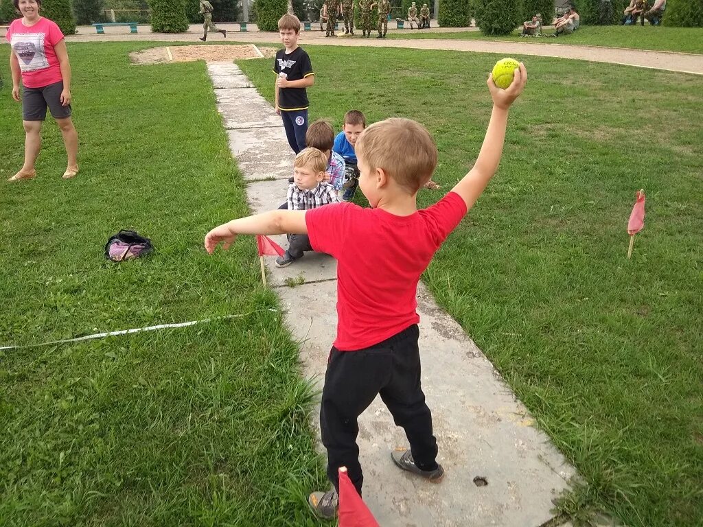 В одной игре соревнуются. Спортивные игры. Игры для детей. Подвижные игры для детей. Активные игры для детей.