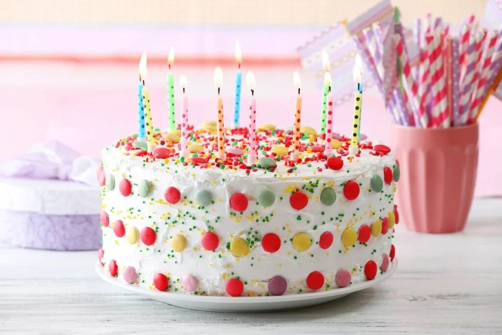 Birthday. Торт со свечами и шариками. С днём рождения торт со свечами и шарами. С днём рождения женщине торт со свечами и шариками. Торт бисквитный со свечками.