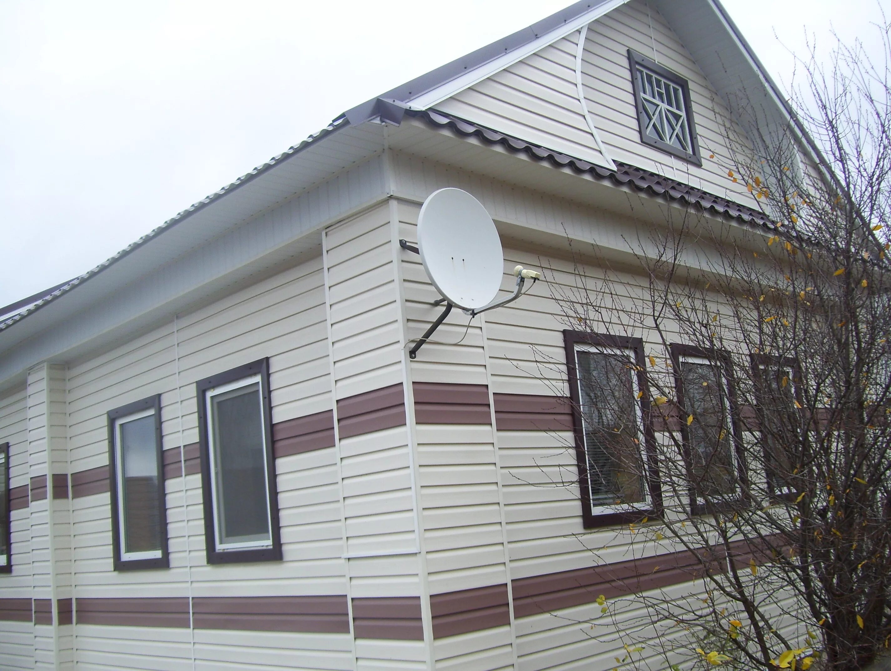 Сайдинг дачный дом. Отделка дома сайдингом. Домики отделанные сайдингом. Обшивка металлическим сайдингом. Обобью сайдингом.