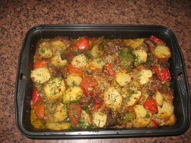 Курица запеченная с овощами в духовке. Куриное мясо с овощами в духовке. Мясо с овощами в духовке. Индейка с овощами в духовке. Говядина с овощами в духовке.