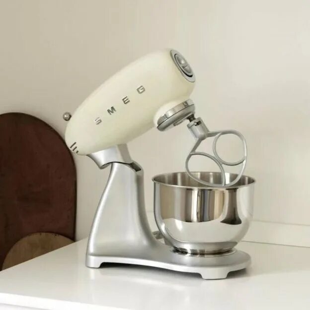 Комбайн смег. Миксер smeg smf01rdeu, красный. Smeg smf02. Планетарный миксер smeg smf02 красный. Комбайн смег.