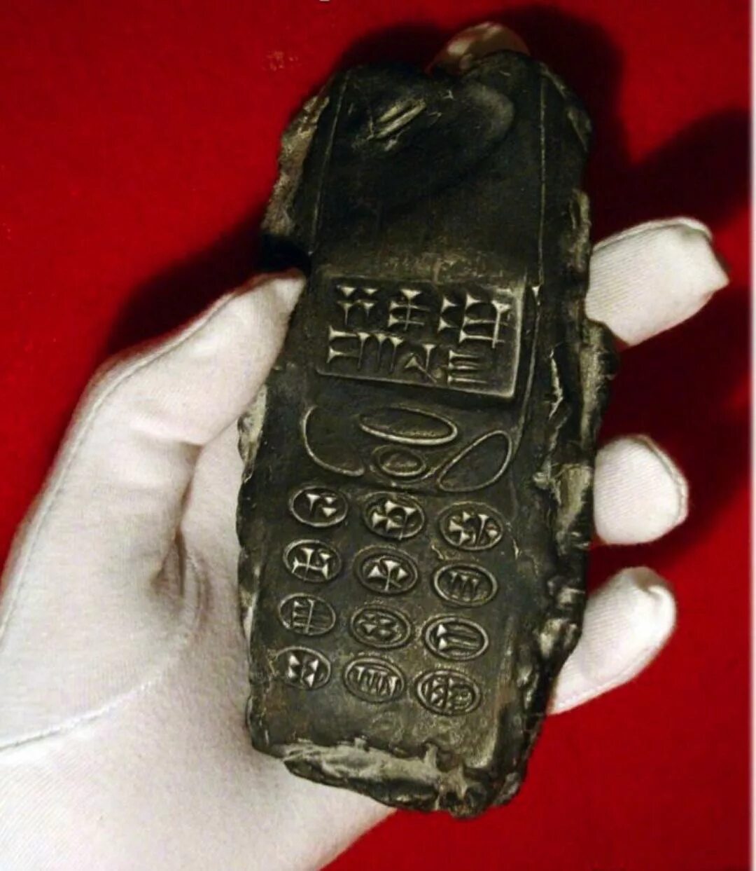 12 летний телефон. Древний телефон. Древние мобильные телефоны. Телефон в древности. Каменный телефон.