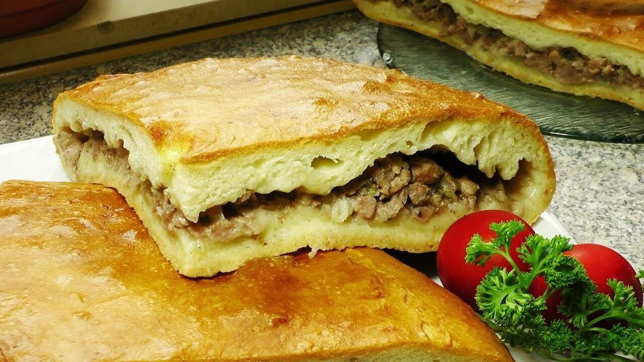 Какое тесто для пирога с мясом. Пироги с фаршем. мясной пирог с фаршем в духовке. дрожжевой пирог с мясом. пирог из дрожжевого теста с фаршем и картошкой.