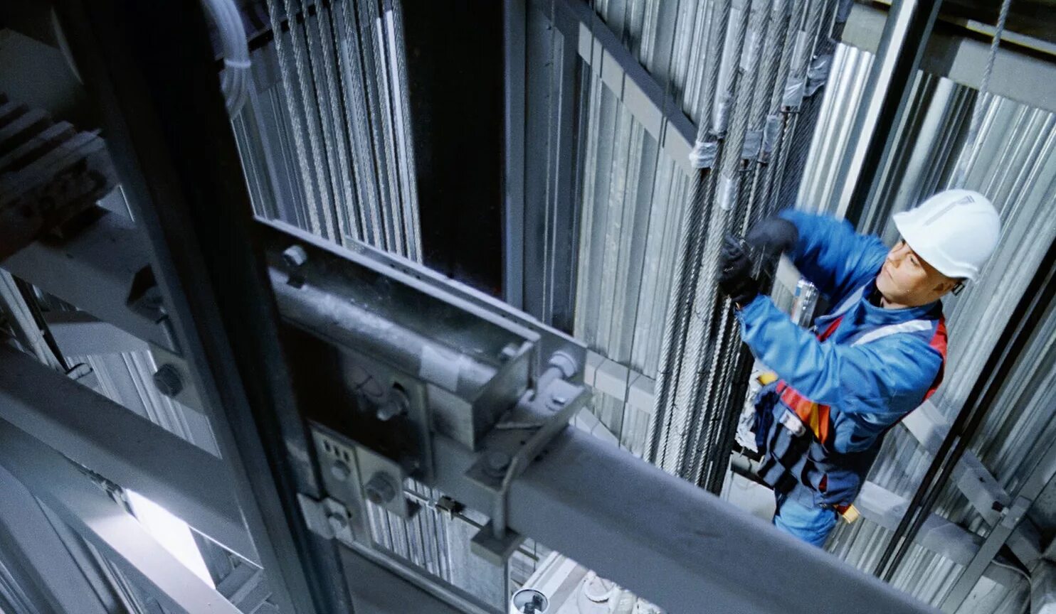 Монтажник лифтового оборудования. Монтаж лифтового оборудования. Электромеханик по лифтам. Монтажник лифтового оборудования. Монтаж лифтовое оборудование.