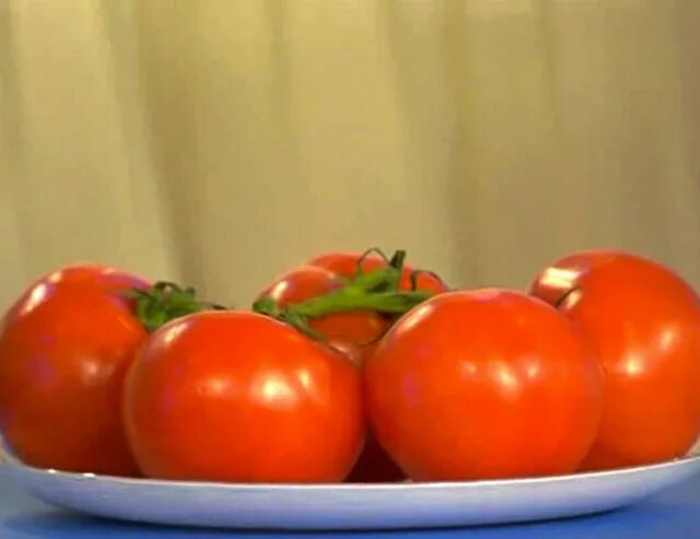 Томат ciliegino a grappolo. Видео про томат. Видео про томат. Томат штамбовый король. A few tomatoes.
