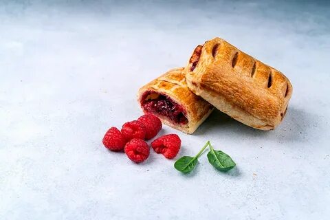 Слоеные пирожки с малиной