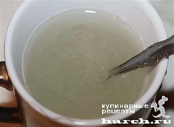 Добавить лук пассированный в бульон. Желатин замоченный в воде. Можно разбавлять бульон водой. Бульонный кубик в чашку. Замоченный желатин.