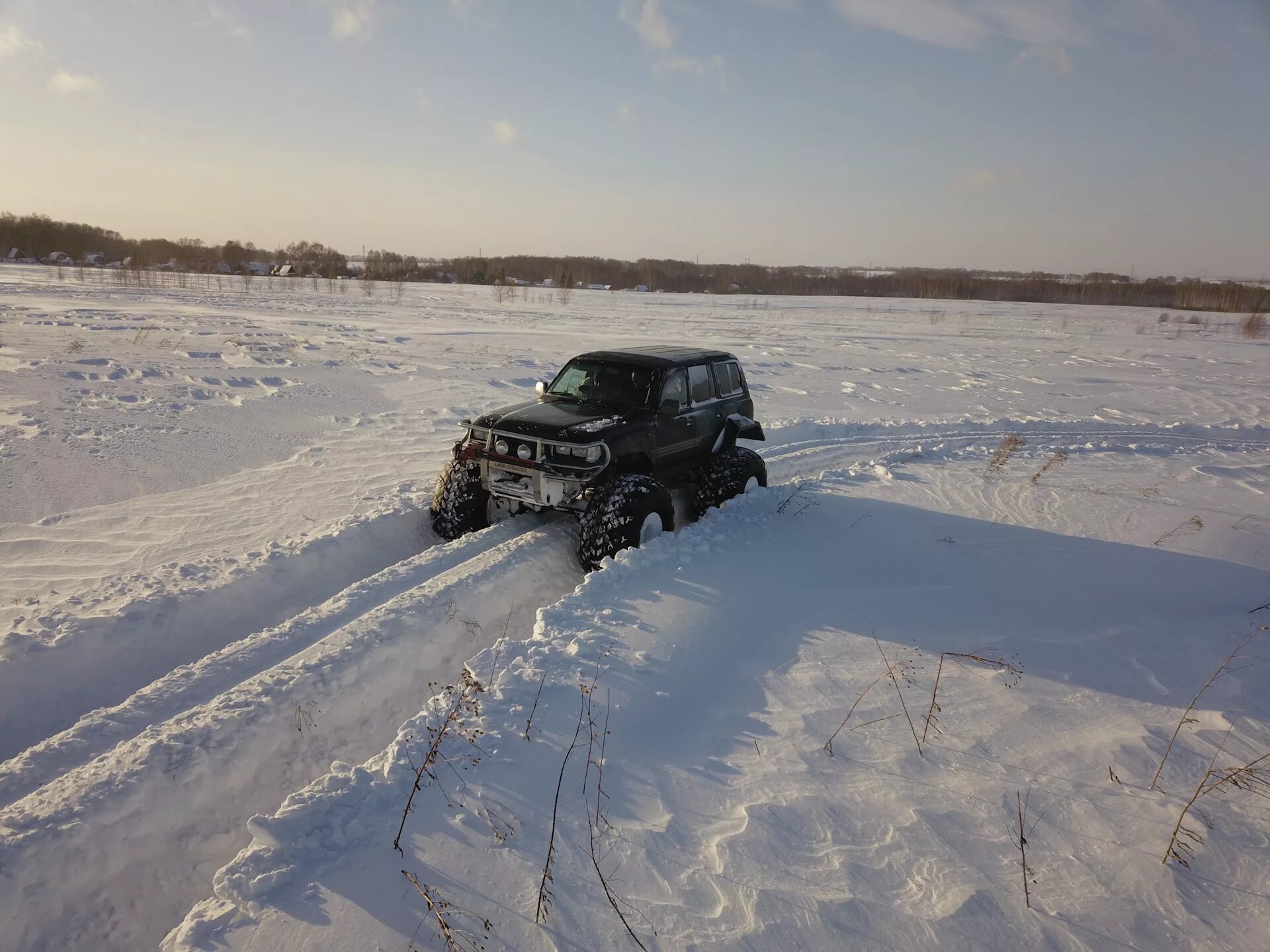 Дорогу в глубоком снегу. Land Cruiser 80 зимой. Ленд Крузер зимник. Ленд Крузер 80 зимой. Зимнее бездорожье.