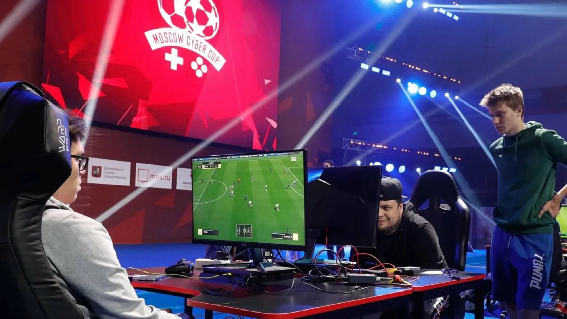 Fifa esports. Кибер турнир по ФИФА. Киберспорт ФИФА. Соревнования по киберспорту. Киберспортсмены ФИФА.