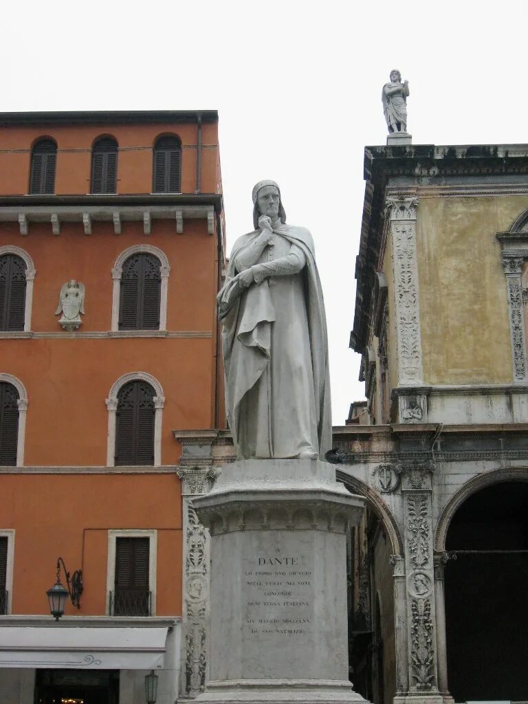 Флоренция данте. Данте Алигьери памятник. Памятник Данте в Вероне. Памятник Данте во Флоренции. Италия Флоренция памятник Данте Алигьери.