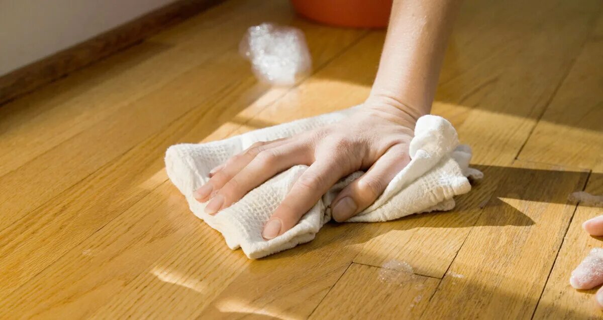 Для уборки под низкой мебелью. Женщина моет пол. Почему нельзя мыть полы старым полотенцем. Нельзя мыть полы. Можно мыть пол полотенцем.