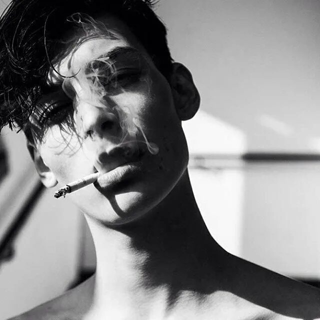 Курим на пополам. Курящие парни. Парень с сигаретой. Мужчина с сигаретой Эстетика. Курящие парни Эстетика.