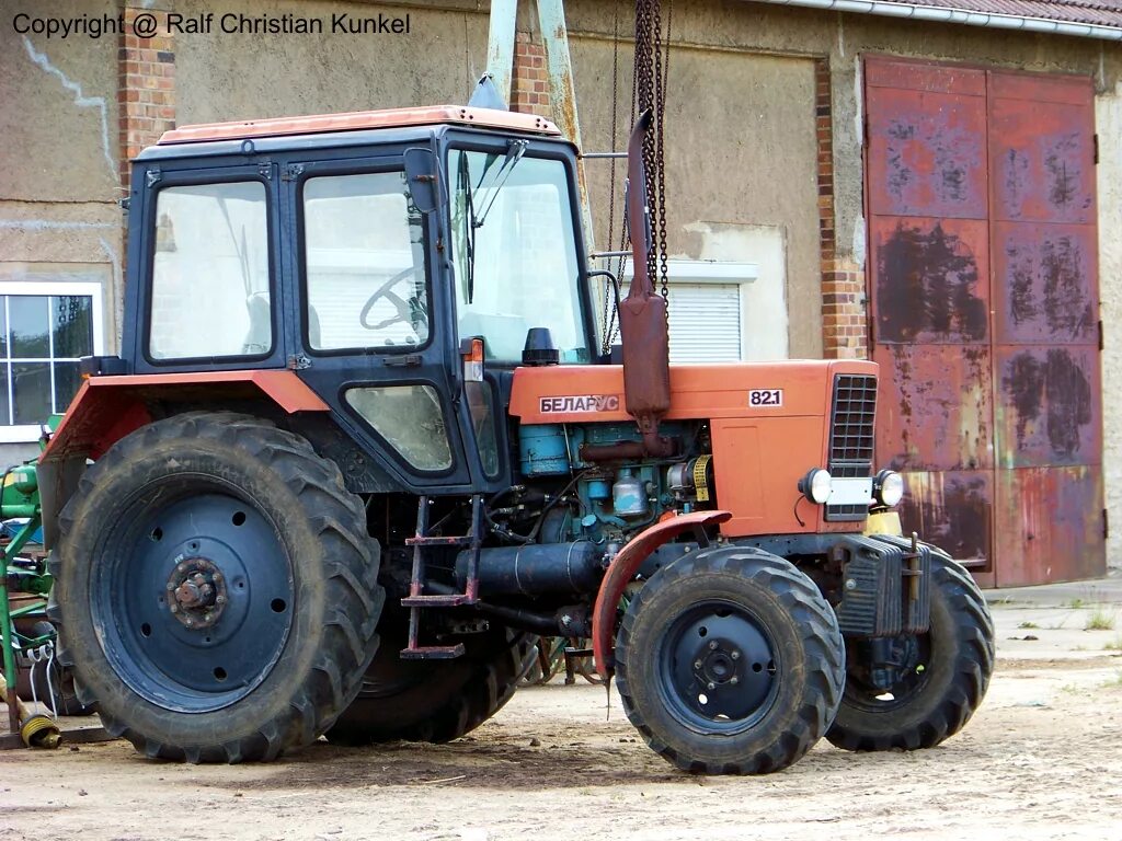 Стоит трактор мтз 82. Трактор беларус-82.2 мтз новый. мтз 82.1. трактор мтз 80 1. трактор мтз 82 1 беларус 82.