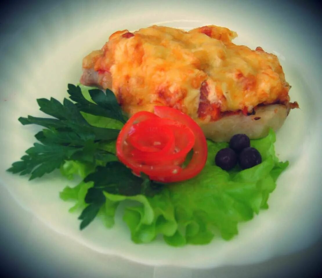 Филе рыбы под сыром (cheesy Fish fillets). Тилапия под сыром с помидорами. Курица под сыром в духовке. Рыба под овощами в духовке. Отбивные с курицей помидорами и сыром