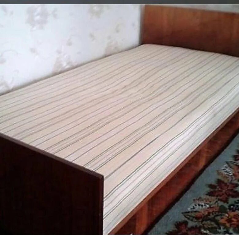 Авито купить полуторку. Советская кровать деревянная. Советская кровать полуторка. Старая Советская кровать. Кровать односпальная Советская.