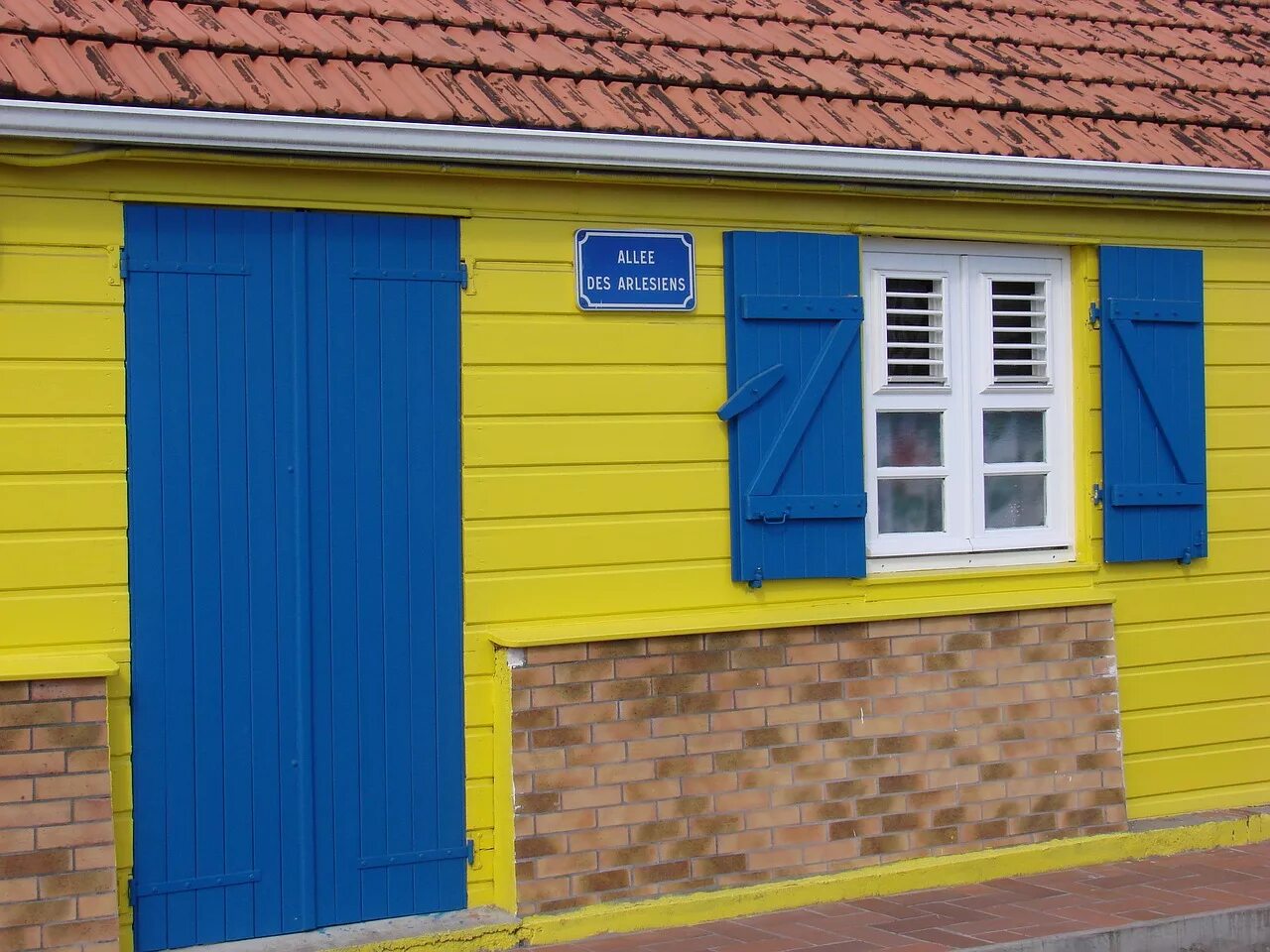 Желто синий домик. Желтый домик. Желтый дом с синей крышей. Желто синий дом. Желто голубой дачный домик.