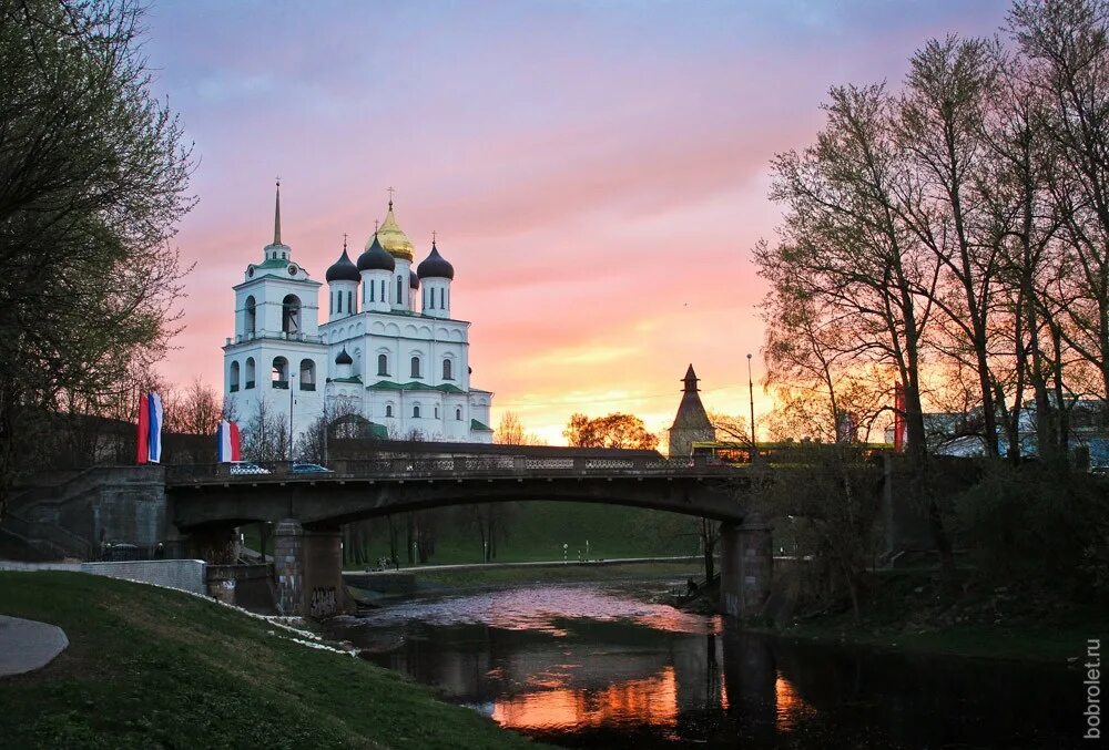 Город около пскова. Финский парк Псков. Финский парк Псков мост. Набережная финский парк Псков. Троицкий мост Псков.