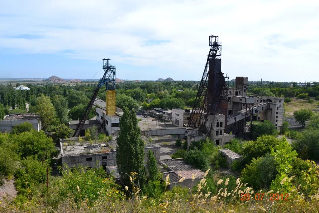 Шахта Кировск Луганская область. Город Кировск Луганская область шахта Кирова. Терриконы в Луганской области Кировск. Террикон Шахты имени Кирова.