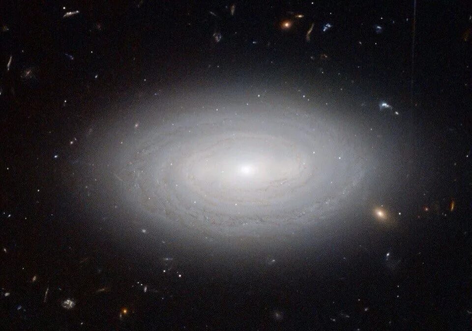 Размер самой большой галактики. Ic 1101 Галактика. Самая большая Галактика ic 1101. Ic 1101 черная дыра. Галактики во Вселенной.