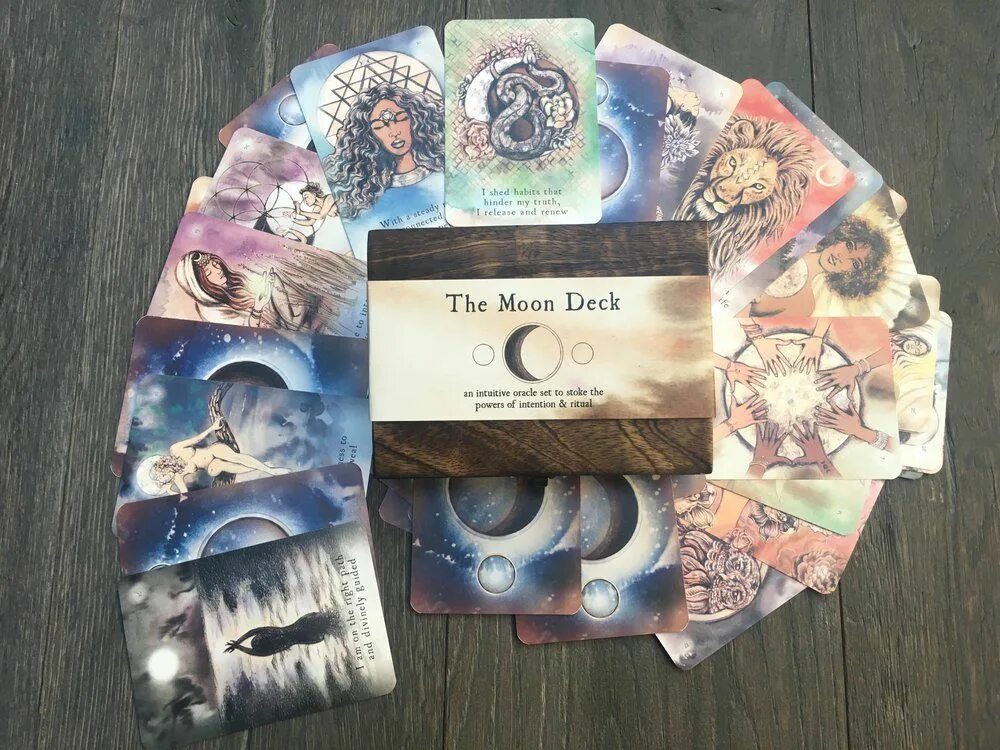 The moon travels. Таро the Moon Deck. Карты Moon Witch. Метафорические карты Луна. Moon Void Tarot.