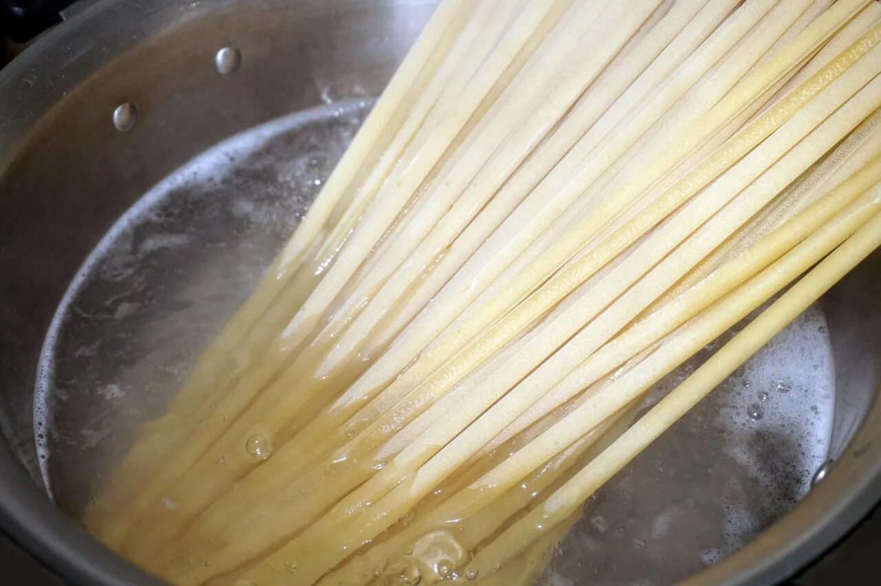 Спагетти которые варятся 3 минуты. Варка спагетти в кастрюле. Макароны быстрого варятся. Большая макаронина в кастрюле. Три варить