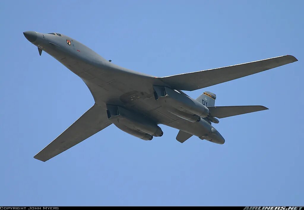 B1-b стратегический бомбардировщик. B-1b Lancer. B 1b Lancer самолет. Бомбардировщик б-1б Лансер.