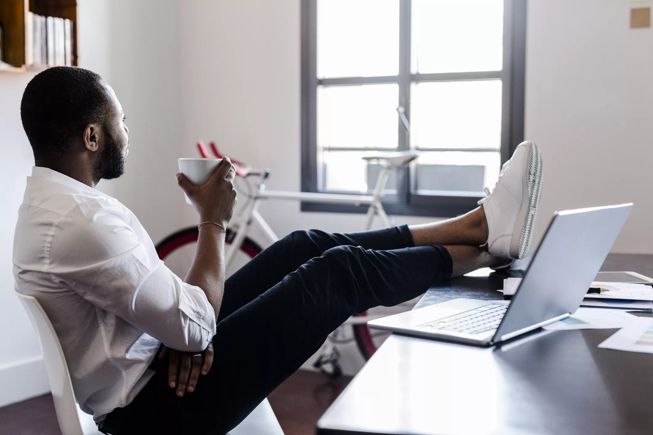 Work rest. Релакс в офисе. relax and work. работаем black man. man on work.