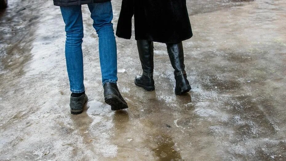 Мужчина упал на гололед вечером. Гололед в питере. Песенка скользкая дорога. Гололед такая гадость. Снег в петербурге.