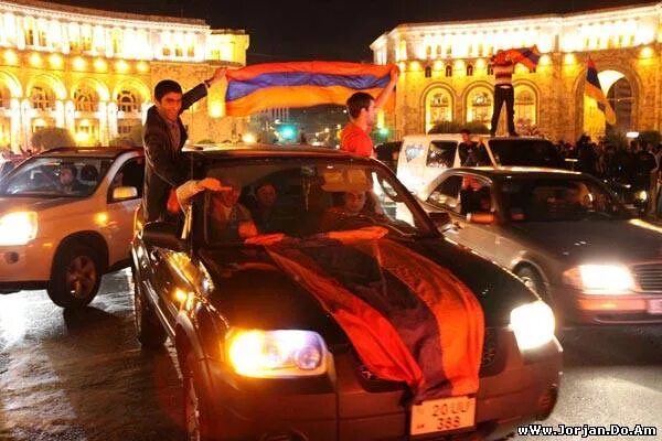 Автосалон в армении. Ереван авто. Армянский автомобиль. Авторынок грузия рустави 2022г. Авторынок армения ереван.