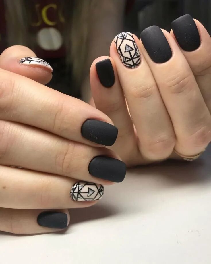 Маникюр на короткие ногти бежевый с черным. Черные ногти. Ногти бежевые с черным. Шикарные ногти. Черно бежевый маникюр.