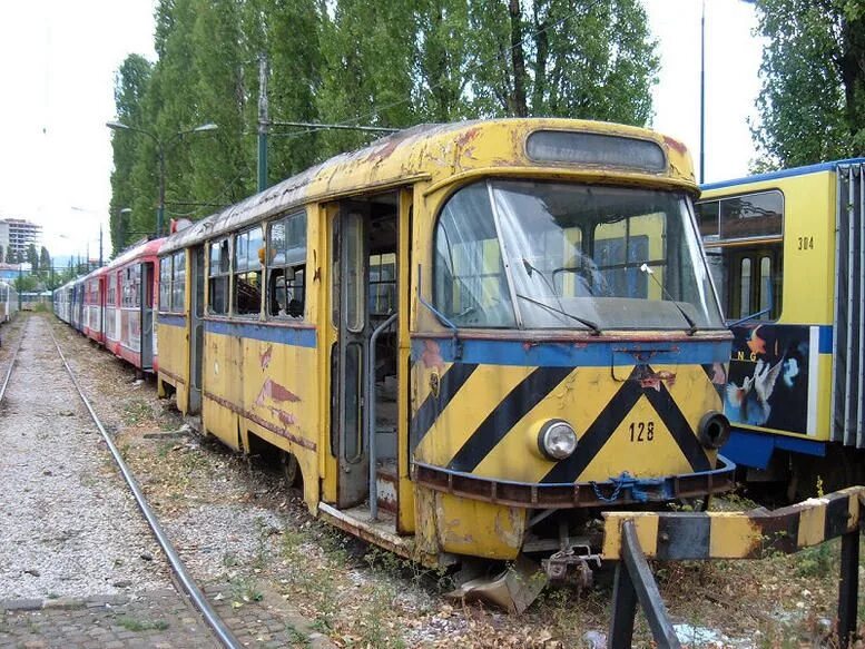 Honey rail. Tatra tram. Реставрированный Татра трамвай. Трамвай в Сараево. Двухсторонний трамвай Tatra t4d-z.