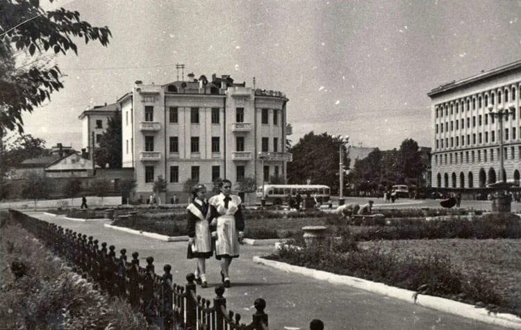 Хабаровск 80. Старый хабаровск площадь ленина. площадь ленина 19 век хабаровск. хабаровск ул ленина 60-е. площадь ленина хабаровск старые фотографии.