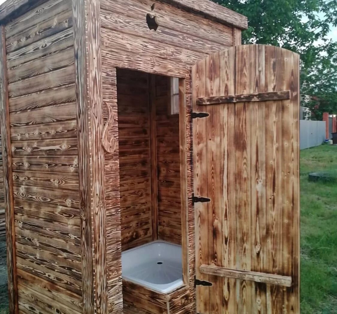 Какой лучше дачный туалет. Душевая кабина из дерева для дачи. Деревянный туалет. Туалет уличный деревянный.