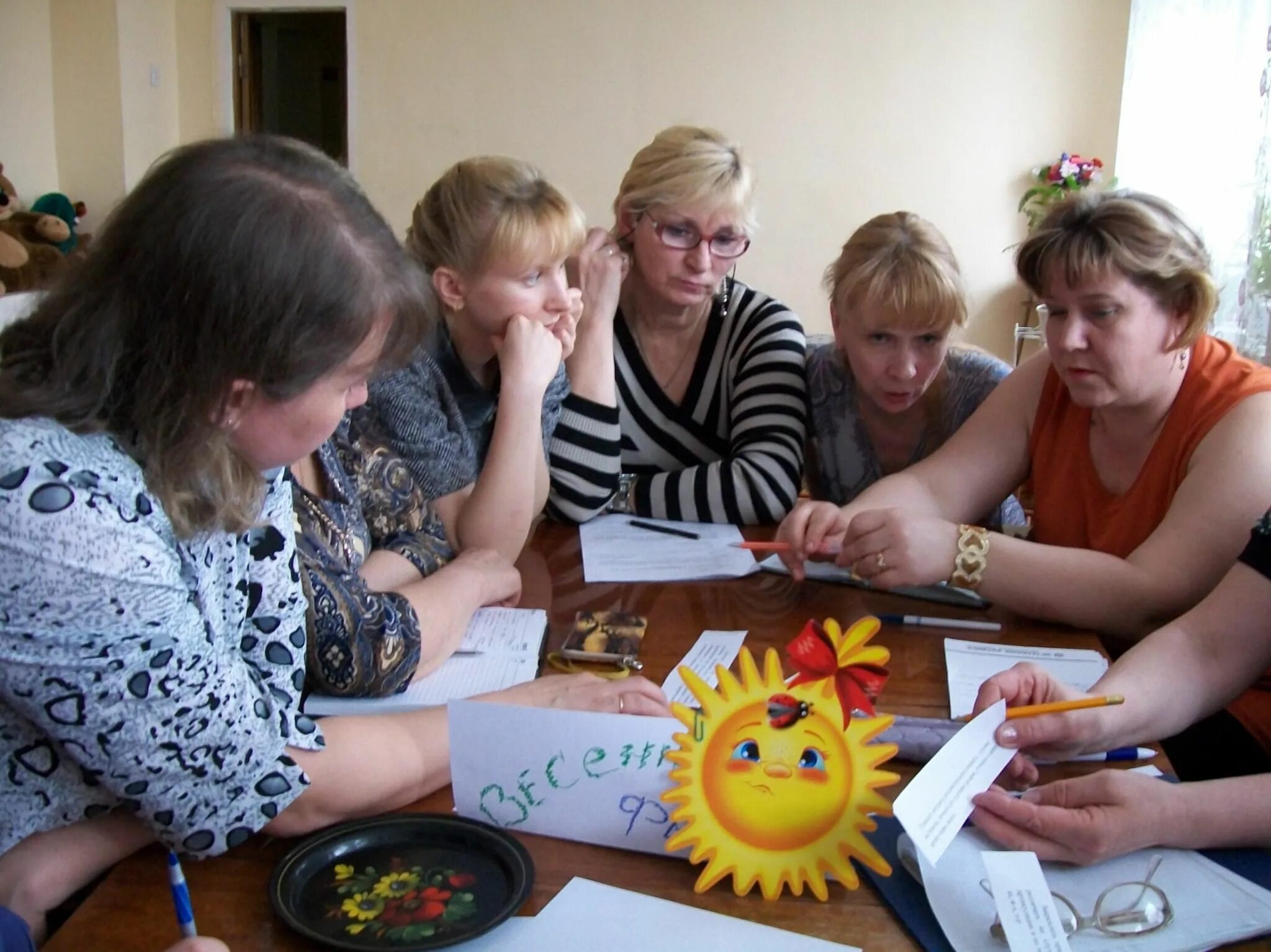 День матери собрание. Родители в детском саду. Круглый стол в ДОУ С родителями. Воспитатель с родителями в ДОУ. Собрание с родителями в ДОУ.