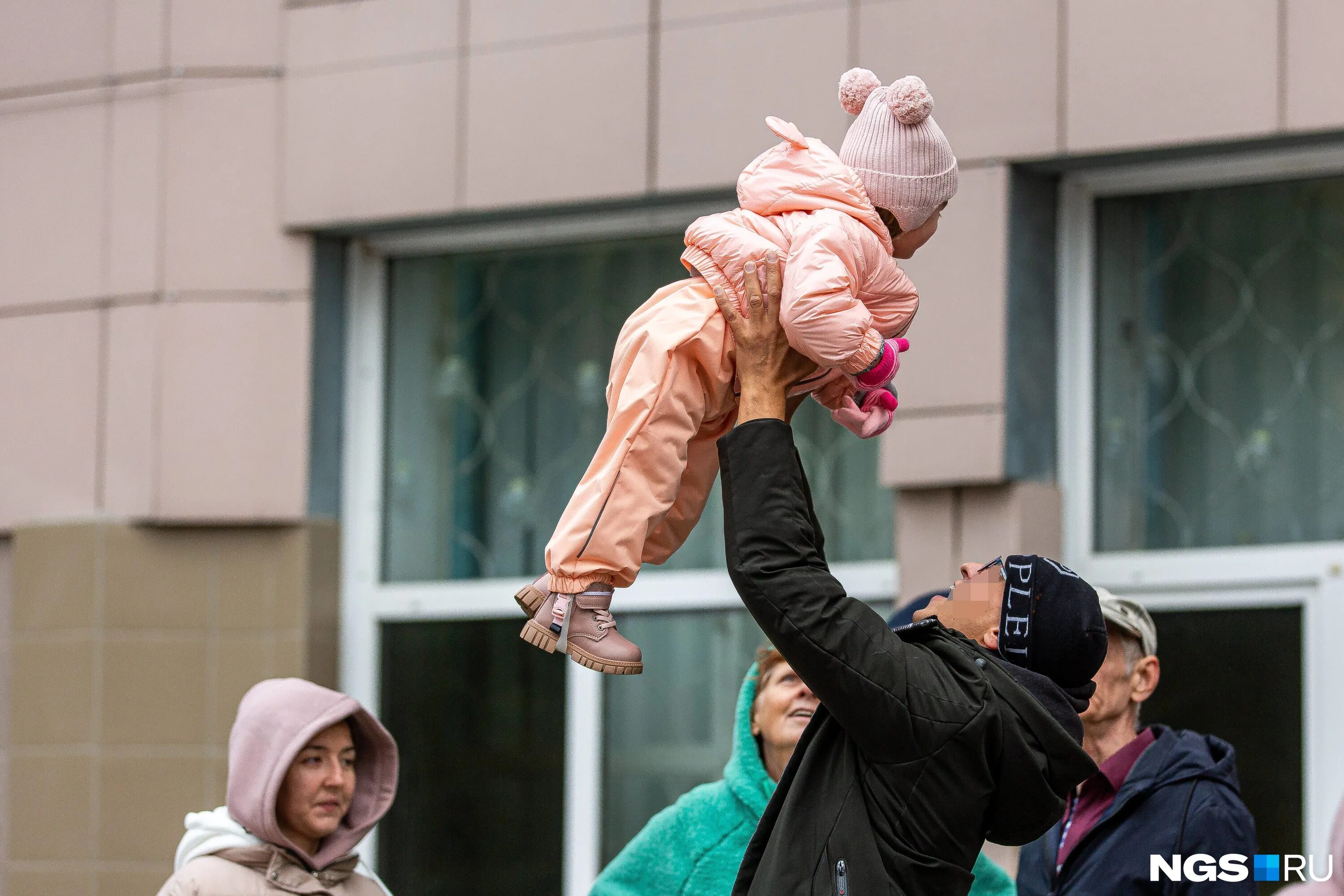 Отцы и дети. Многодетная семья мобилизация. Многодетных отцов не мобилизуют фото. Семьи мобилизованных. Мобилизация многодетных отцов с 3 детьми 2024.