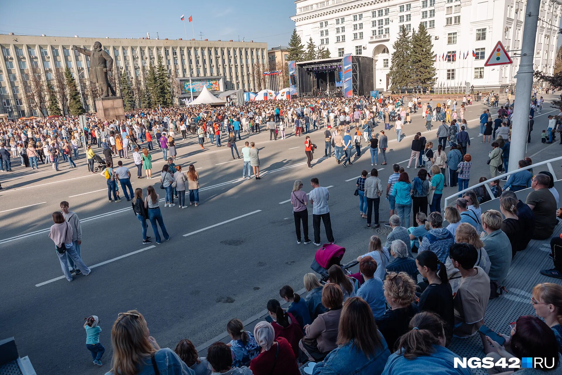 Люди на площади. Фото людей на площади. 10 Тысяч человек фото. Фоторепортаж.