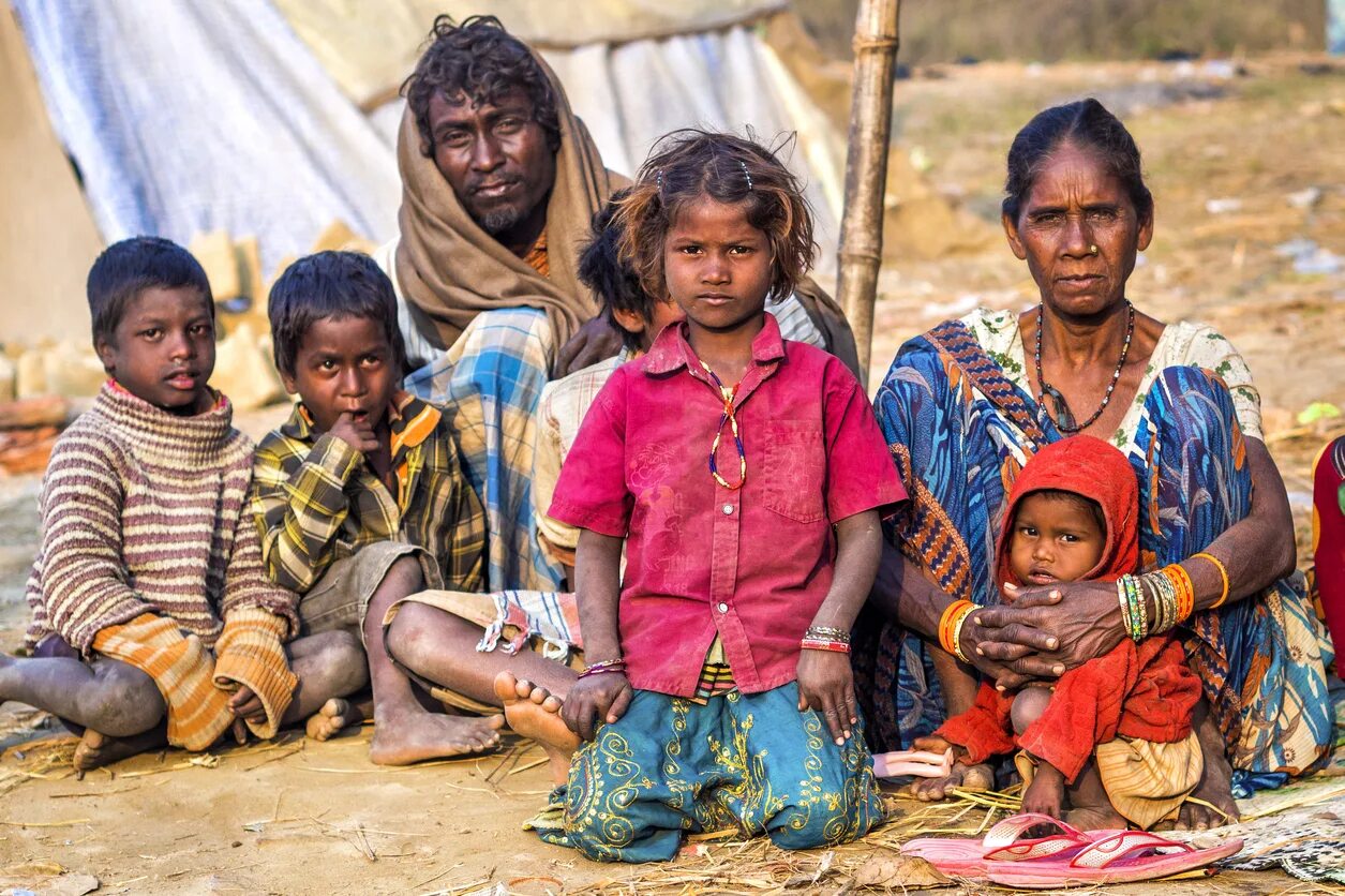 Индийская семья. Индийская семья фото. Индийские дети на улице. Большие семьи Индии. Группа голод