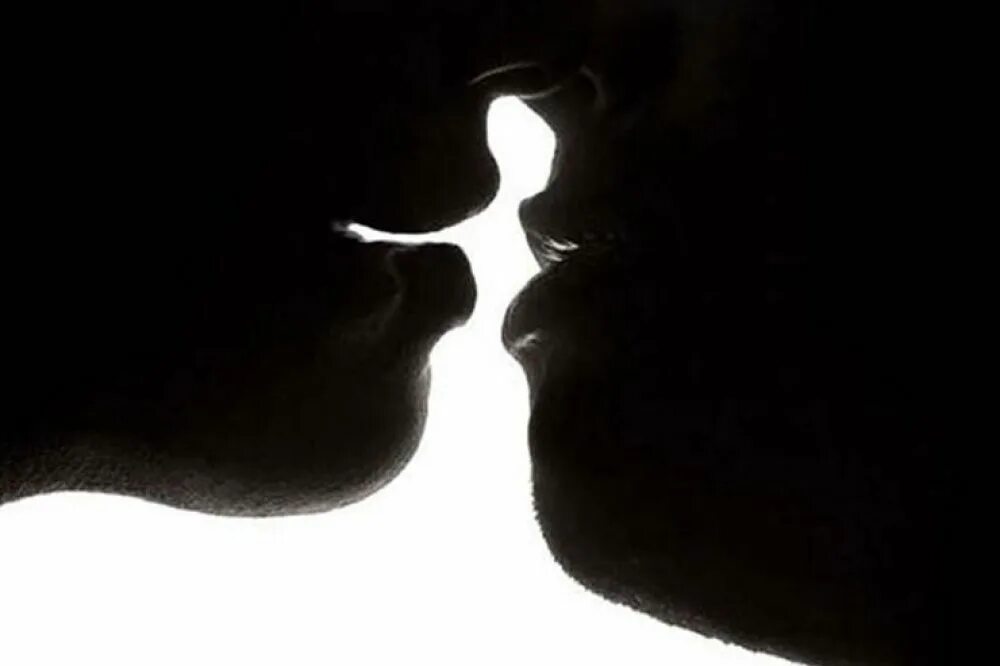 Поцелуй черно белое. Чувственный поцелуй. Нежный поцелуй. Anna kiss69. Нежный поцелуй.
