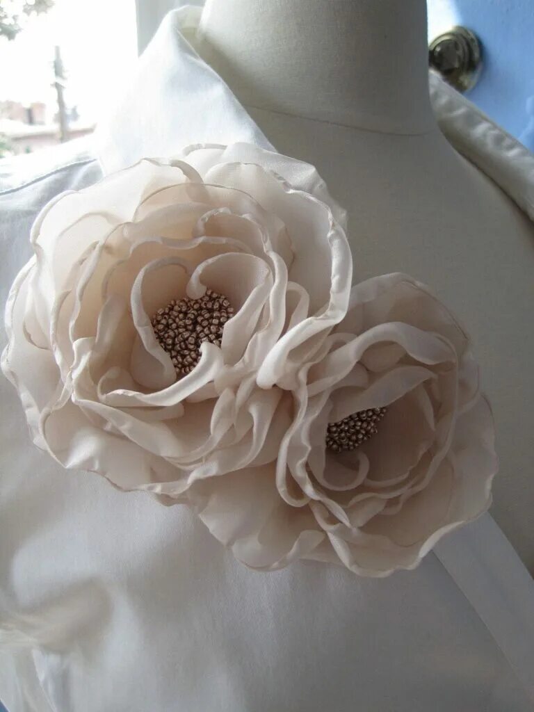 Большие цветы из ткани своими руками. Цветы из органзы мастер класс. Цветочки из органзы. Огромные цветы из ткани. Гигантские цветы из органзы.