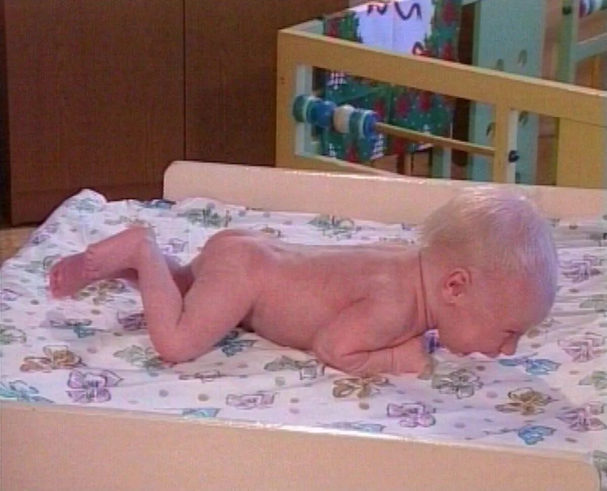 Можно ли выложить фото ребенка. Выкладывание на живот новорожденного. Выкладывать на живот новорожденного. Выкладывание на живот грудничка. Класть новорожденного на живот.