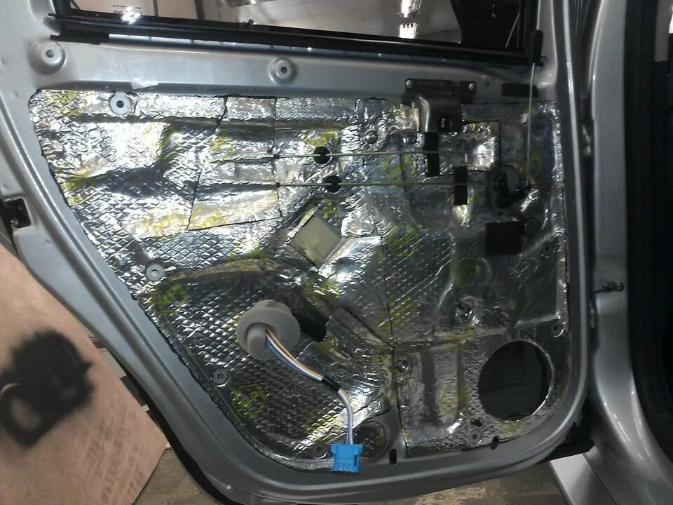 Снять обшивку дастер. Renault duster разбор задней двери. виброизоляция дверей рено симбол. виброизоляция стекла двери дастер. разбор двери рено дастер.