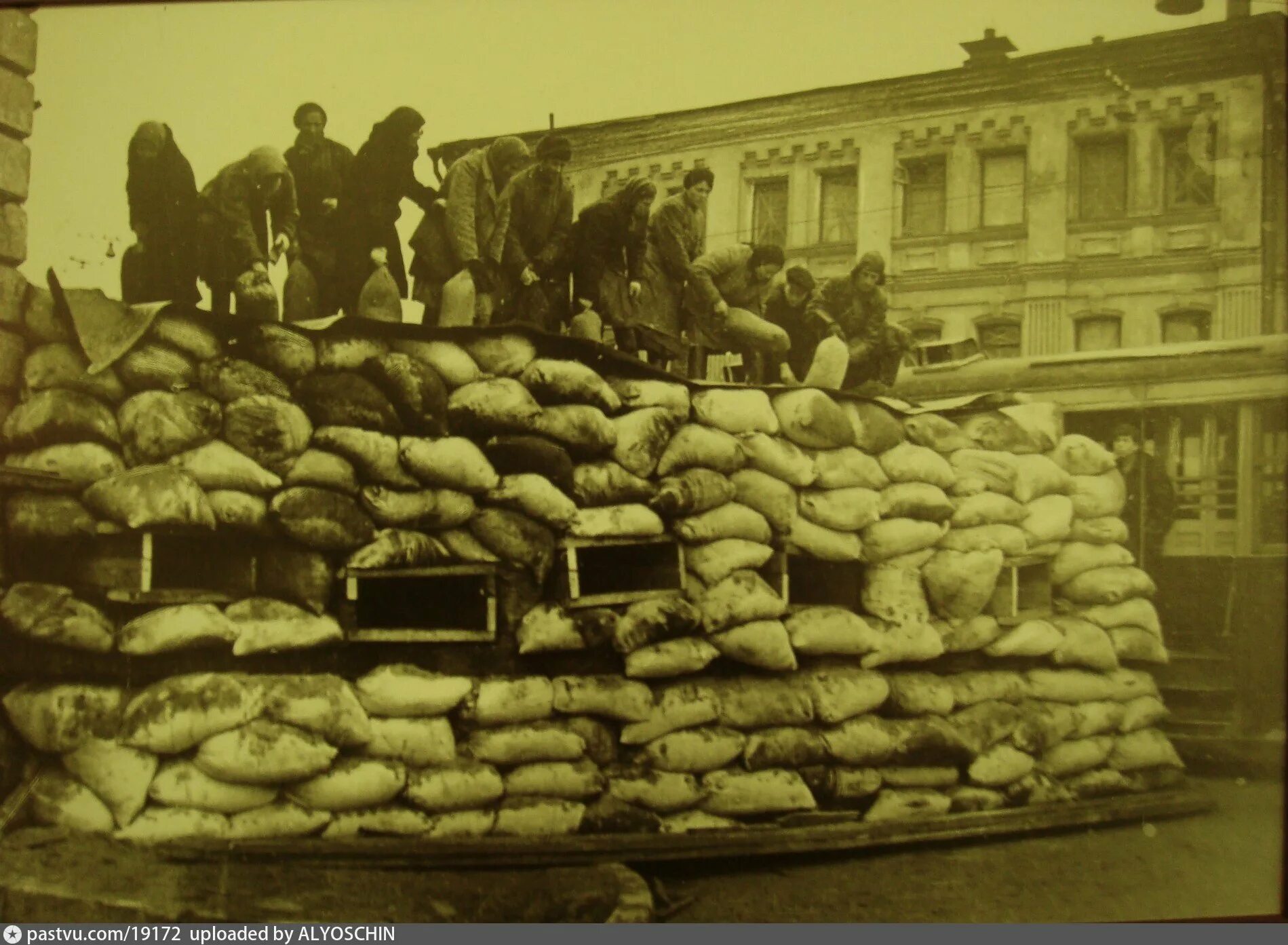 Москва осень 1941. Баррикады в Москве 1941. Москва осенью 1941. Баррикады на улицах Москвы 1941.