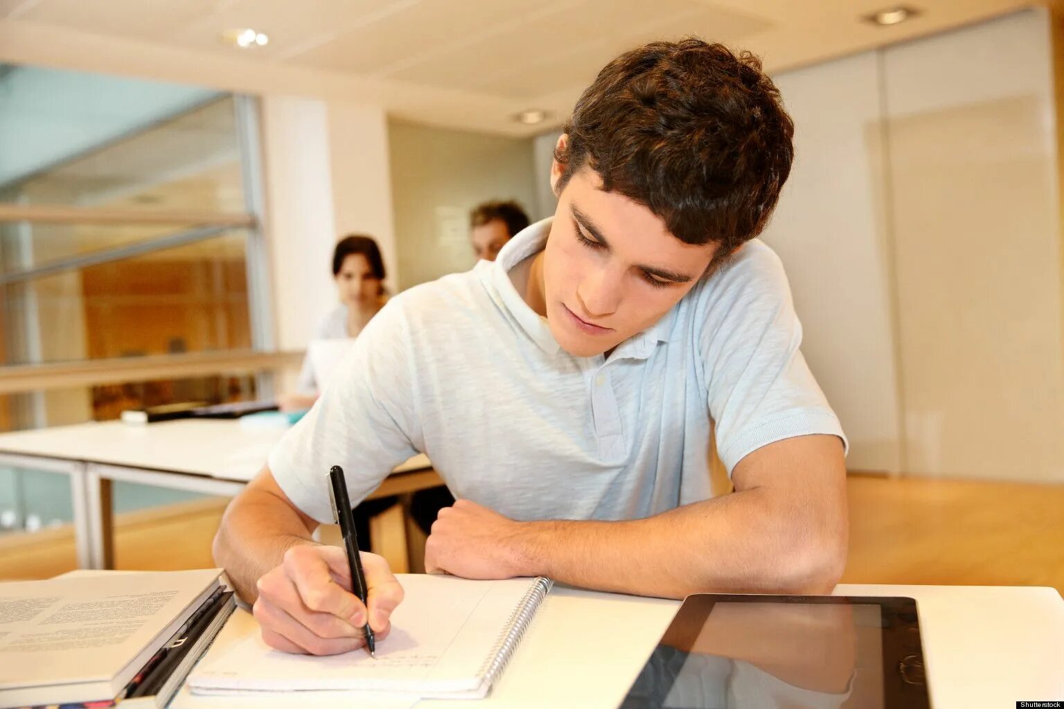 The student is the table. Студенты. Студент пишет. Тетрадь студента. Студенты записывают.