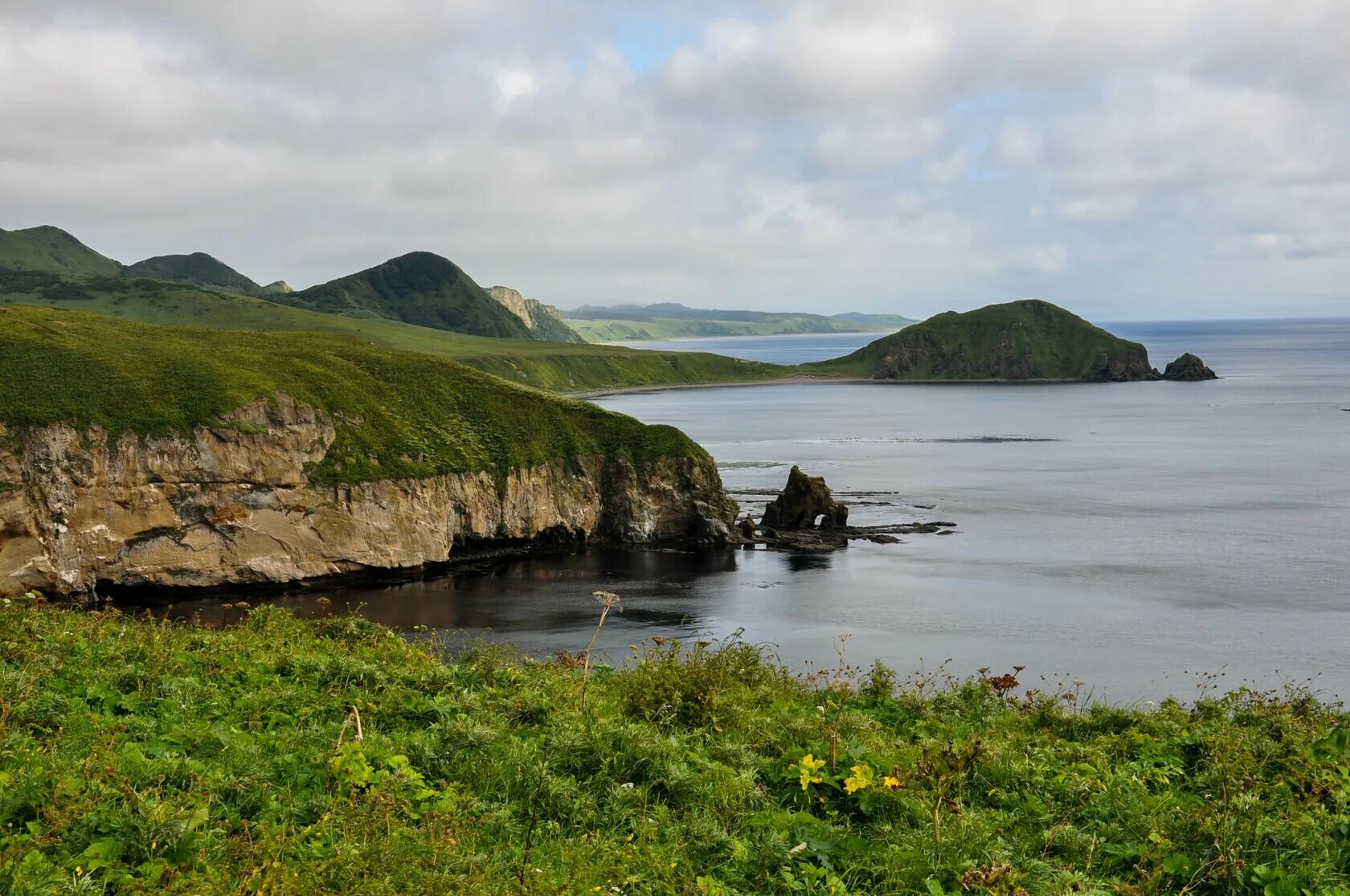 Мыс радужный шантарские острова. Бухта тихая южно-сахалинск. Остров монерон птичьи базары. Сахалин остров сокровищ или заповедный край. Сахалин остров сокровищ.